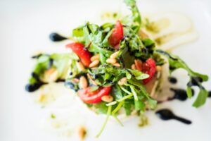 Kürbiskernöl am Salat