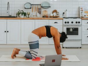 Katze Kuh Yoga Stellung gegen Rückenschmerzen