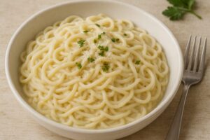 Shirataki Nudeln mit cremiger Alfredo-Sauce