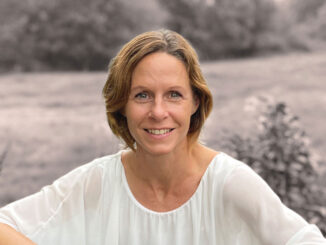 Kathrin Vornholt mit ihrem neuen Buch: Starke Frauen.