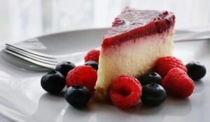 Käsekuchen mit Himbeeren und Blaubeeren