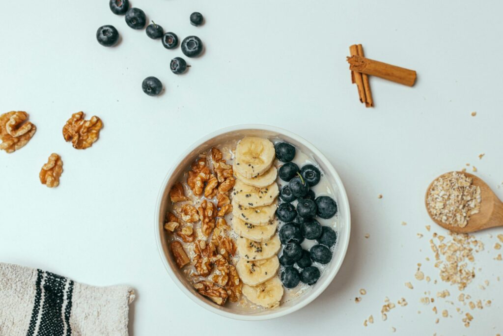 Haferflocken, Walnüsse und Bananen sind Lebensmittel für einen gesunden Darm
