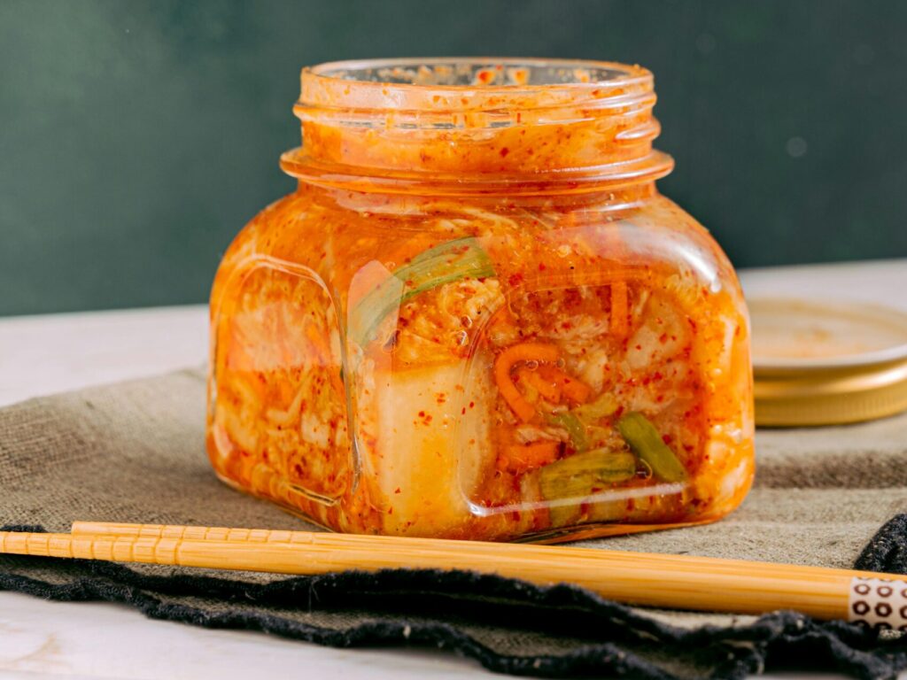 Kimchi oder Sauerkraut sind wertvolle Lebensmittel für den Darm