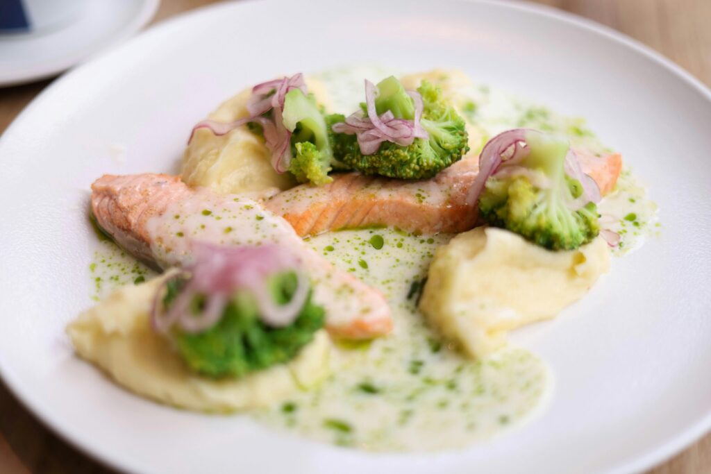 Lachs, Brokkoli und Zwiebel sorgen für einen gesunden Darm