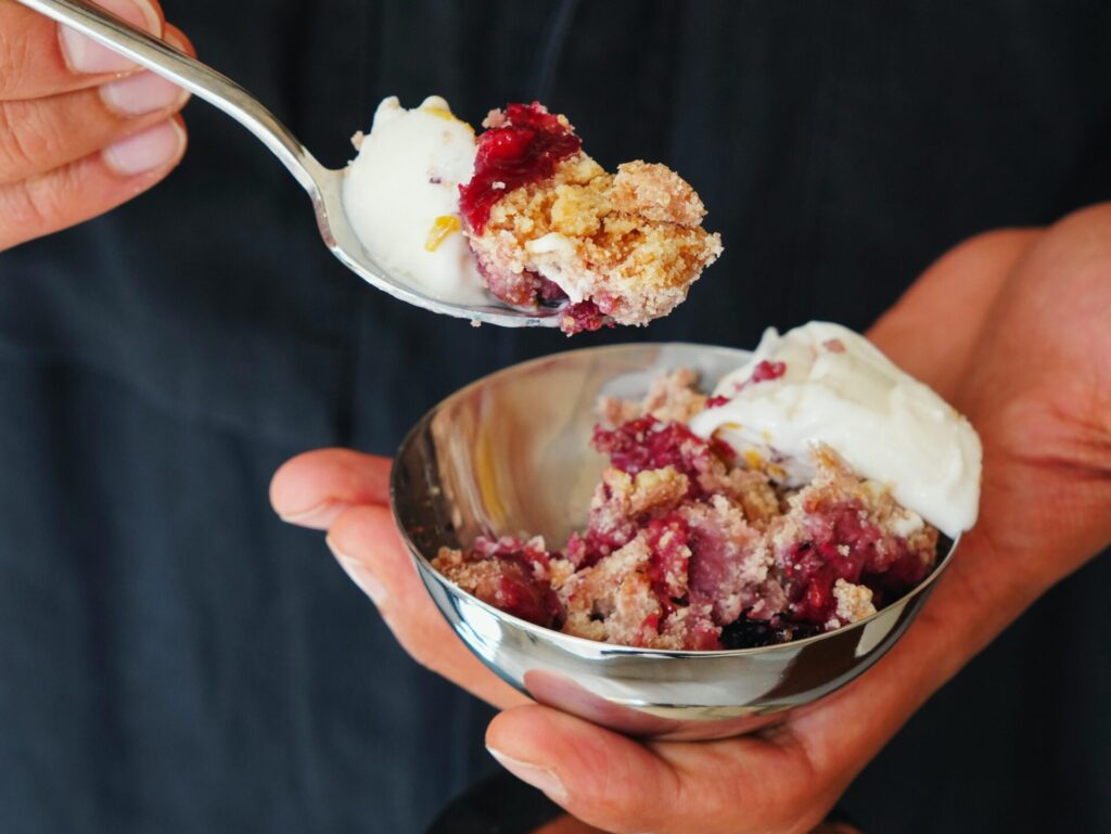 Warmer Kirsch-Pudding-Crumble mit Vanilleeis