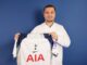 Bild zeigt, wie Dr. Abdulaziz Balwi ein Trikot des Premiere League Klubs Tottenham Hotspur in beiden Händen hält