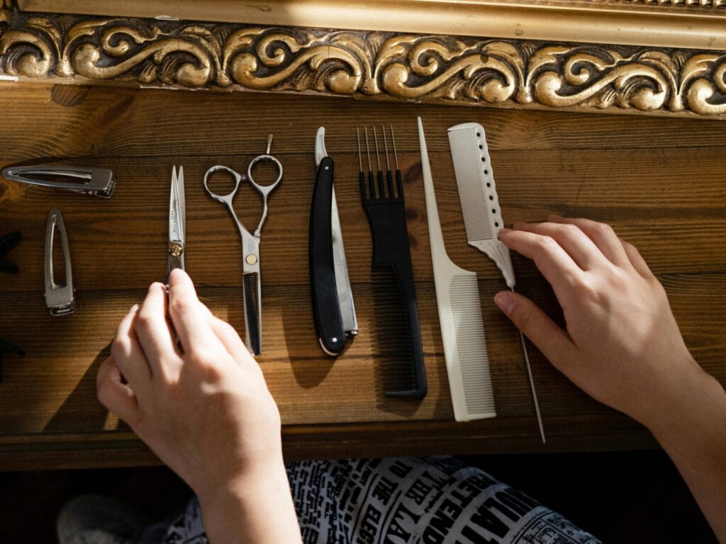 Friseur Schere und Kamm in guter Qualität nutzen