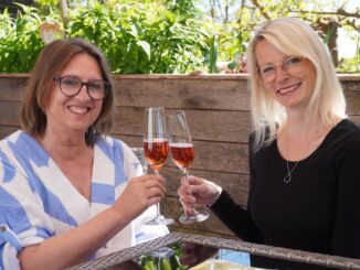 Karola Sakotnik & Eva-Maria Flucher mit ihrem Podcast "Champagner für die Seele – Klarheit für den Kopf"