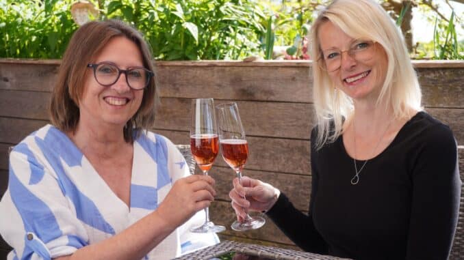 Karola Sakotnik & Eva-Maria Flucher mit ihrem Podcast "Champagner für die Seele – Klarheit für den Kopf"