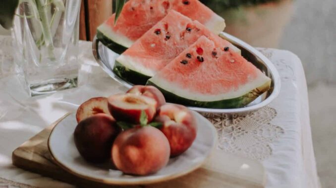 Wassermelone und Pfirsich enthalten wenig Zucker