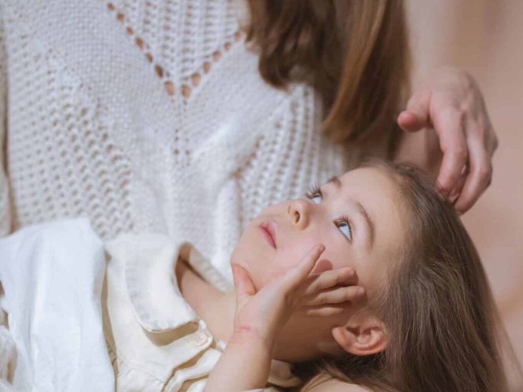 Haare auf Läuse kontrollieren